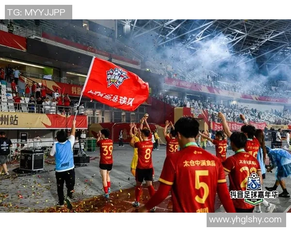 足球明星街头偶遇球迷即兴踢球展现亲民风采与球技魅力